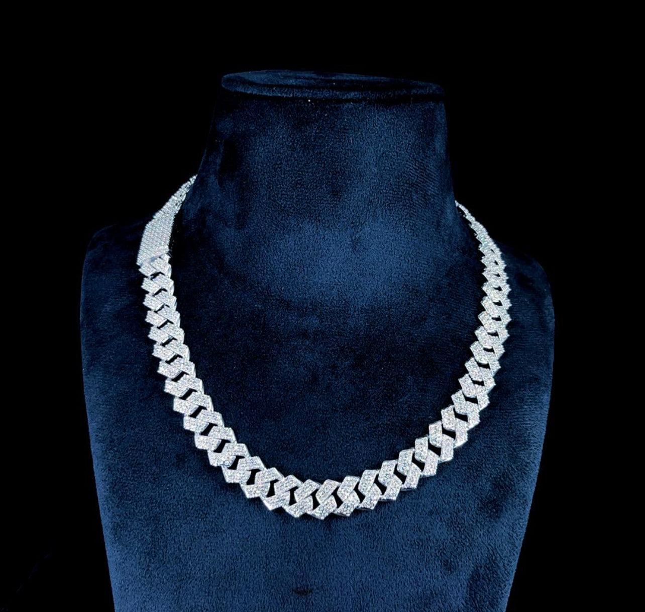 18mm 22”
Silver with natural si single cut diamond