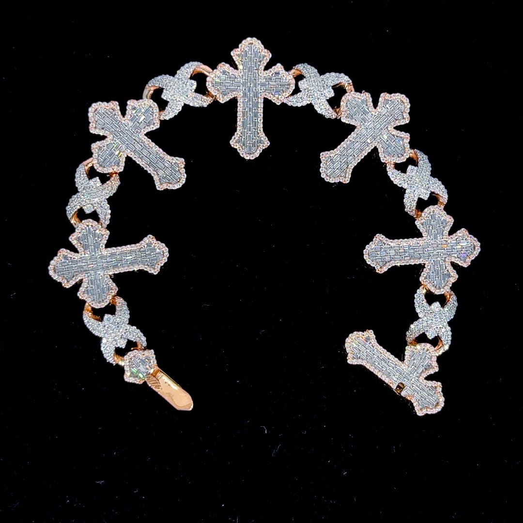 VVS1 D Cross Moissanite Cross ♾️
70gm 15ct
Silver with VVS D Moissanite
All colours available
6”
Available in stock