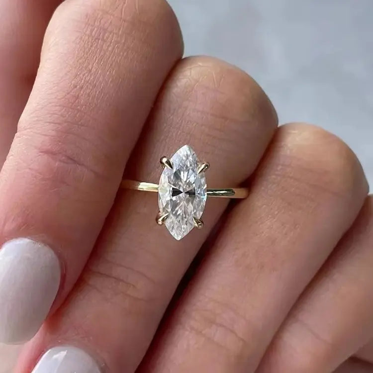 OVAL VVS1 MOISSANITE WEDDING RING
