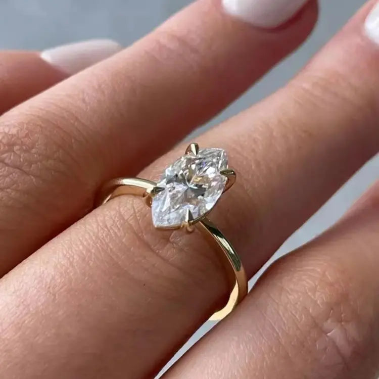 OVAL VVS1 MOISSANITE WEDDING RING
